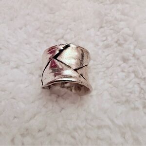 Adjustable Silver Ring with pretty detailing 🩶